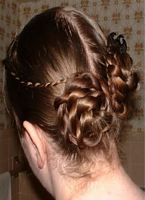   modne fryzury upięcia dla kobiet, włosy upięte, uczesanie wieczorowe numer zdjęcia z fryzurą to  64